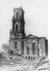Die zerstörte Garnisonkirche kurz nach dem Luftangriff in der Nacht vom 14. auf den 15. April 1945. Foto: Bundesarchiv, Bild 183-J31422 / CC-BY-SA 3.0.