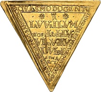 Nr. 527: Adolf von Schwarzenberg, (1557-)1599-1600. Dreieckige, goldene Klippe im Gewicht zu 1 1/2 Dukaten 1598, auf die Belagerung und Rückeroberung der Festung Raab am 29. März 1598 unter der Führung des Feldherrn Adolf von Schwarzenberg. Äußerst selten. Vorzüglich. Taxe: 10.000,- Euro.