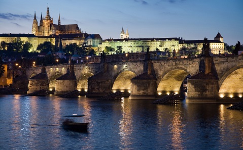 Blick auf die Prager Burg und Karlsbrücke. Foto: Jorge Royan / CC BY-SA 3.0.