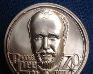 Geburtstagsüberraschung: Auf einer eigenen Huster-Medaille verewigt