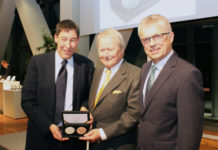 Staatliche Münzen Baden-Württemberg präsentiert Kunstmedaille „Ferdinand und Ferry Porsche“