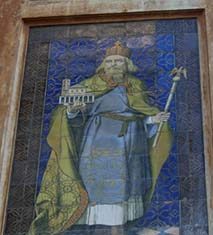 „Carolus Magnus me fundavit“ – „Karl der Große hat mich gegründet“