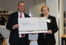 Degussa ermöglicht Restaurierung des Kölner „Buchs der Goldschmiedebruderschaft“