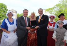Degussa schenkt Hanau Medaillen zu den Märchen der Brüder Grimm