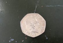 Britische Münzen mit Nazisymbolen verunstaltet