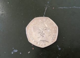 Britische Münzen mit Nazisymbolen verunstaltet