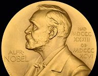 Der Mann, der zwei Nobelpreismedaillen vor den Nazis rettete – indem er sie auflöste