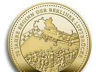 Degussa erinnert mit Gedenkprägung an Luftbrücke