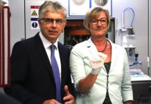 Finanzministerin Edith Sitzmann prägt in Stuttgart neue Goldmünzen an