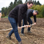 01Archaeologisches-Experiment-Pfluegen-mit-Holzpflug