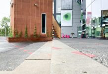 Geld auf dem Gehweg: Ist das Kunst oder kann das weg?