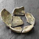 17_Teile des Tongefaesses, in dem man den Schatz gefunden hat