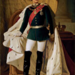 00König_Ludwig_II._von_Bayern_in_Generalsuniform_mit_dem_Krönungsmantel