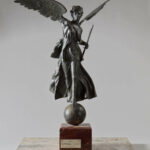 12-BKF_Presse_Augustus_Statuette_der_Victoria_auf_dem_Globus