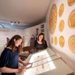 00-Rheingold_Raumimpression-Muenzvitrine_Badisches-Landesmuseum_Deck