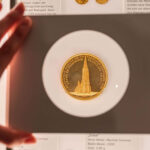 04-Rheingold_Muenze-unter-Lupe_Badisches-Landesmuseu_Deck