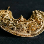 06-Gouden-oorhanger-met-filigraan-versiering